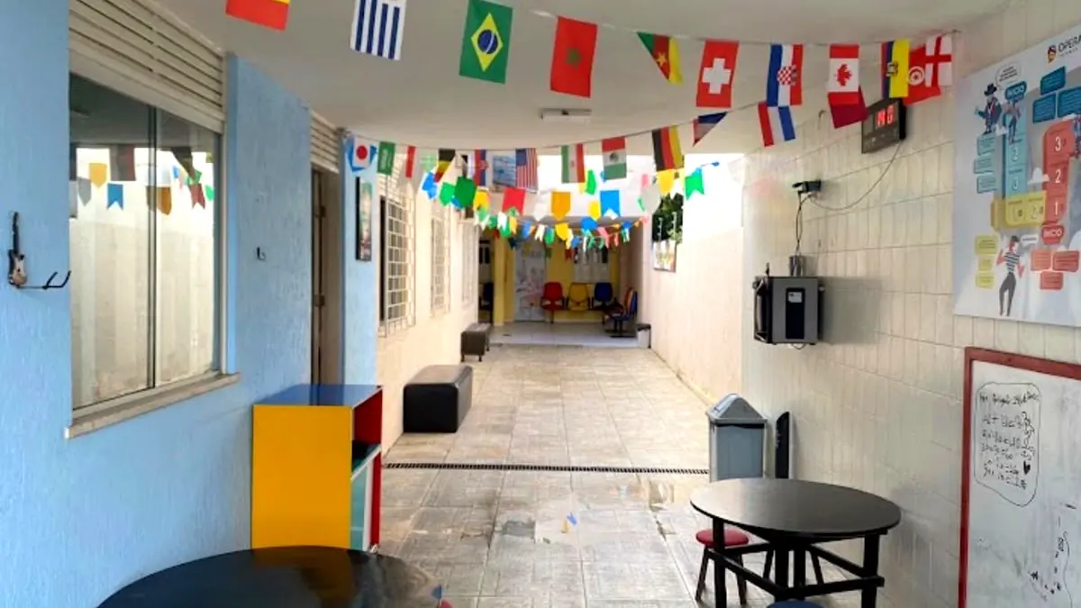 Corredor do Opera Idiomas decorado com bandeiras de vários países
